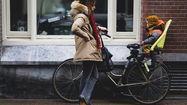 moeder met fiets en kind opvoeding nederland