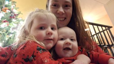 Vrouw met twee jonge kinderen