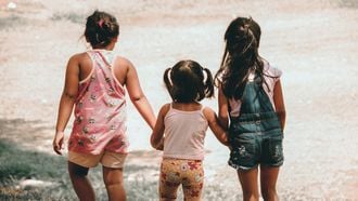 Drie kinderen die samen buiten spelen