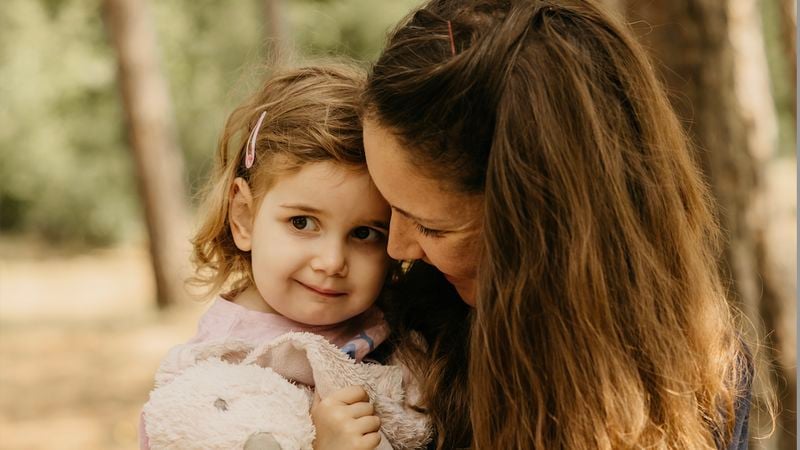 Moeder houdt haar dochtertje vast