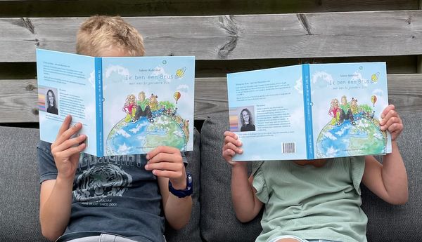 Sabine schreef een boek voor brussen: ‘Ze leren al jong dat ze niet altijd worden gezien en gehoord’