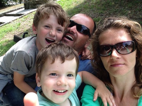Eline (49) over de mentale schok van het moederschap: ‘Iedereen doet maar wat, dat had ik veel eerder willen weten’