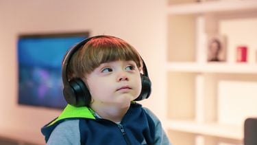 Een kind met een koptelefoon op die wegkijkt: wat als je kind niet luistert: