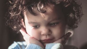 opgebiecht-arm-uit-kom