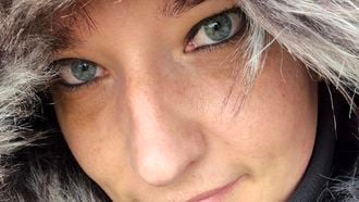 Corlien (35) over opgroeien in een pleeggezin: ’Ik ben de moeder geworden die ik zelf zo nodig had’