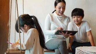 Moeder met haar kinderen die kinderspelletjes spelen