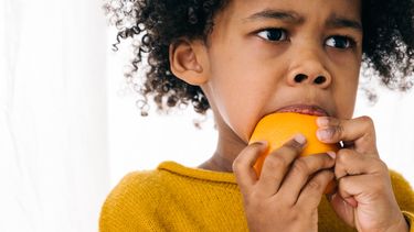 moeilijke eter / kind eet een mandarijn