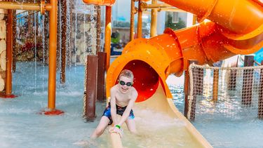 jongen in waterpark