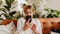 vrouw bank telefoon