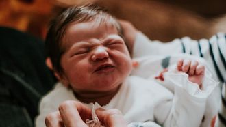 baby huilen luier verschonen