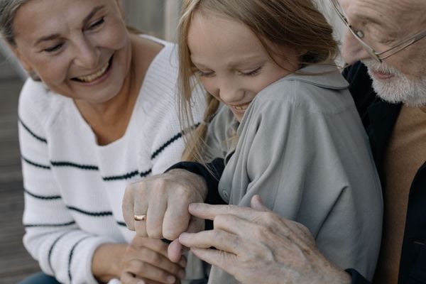 Marloes (38): ‘Mijn schoonouders trekken onze zoon voor en zijn zusje begint het nu ook te merken’