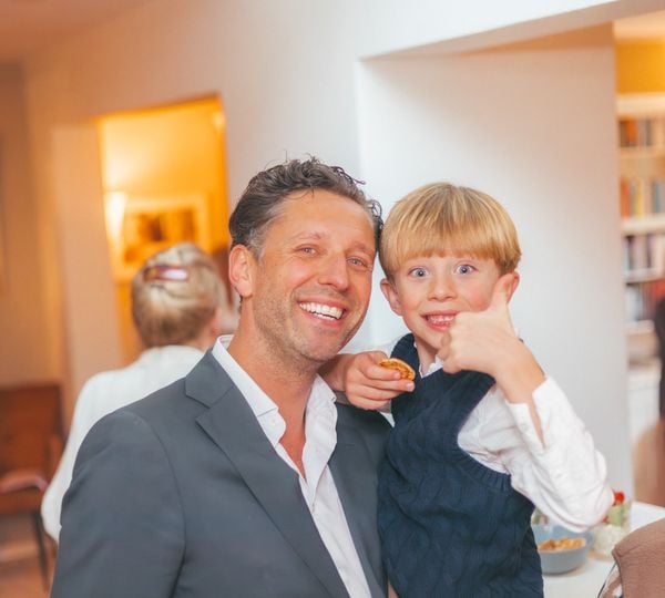 Psycholoog Mark Tichgelaar (42) zat 6 uur per dag op zijn telefoon: ‘Zelfs mijn kinderen kregen geen aandacht’