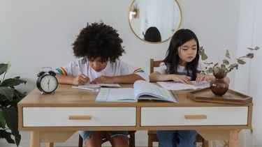 leesmotivatie / kinderen lezen aan een bureau