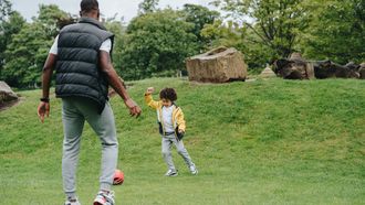 kinderen leren buitenspelen