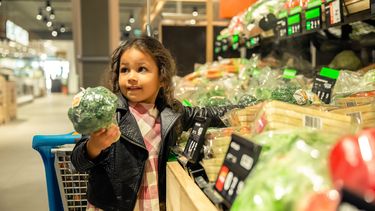 laat je kind helpen met boodschappen doen