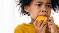 moeilijke eter / kind eet een mandarijn