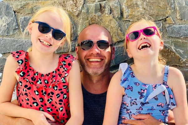 Nadat Lars’ vrouw Janet ongeneeslijk ziek werd en in 2022 overleed, bleef hij alleen achter met hun twee jonge dochters en leerde hij stap voor stap het verdriet én het geluk weer toe te laten.