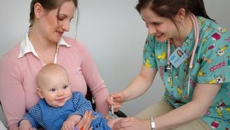 Baby krijgt vaccinatie prik