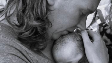 Vrouw houdt een baby vast