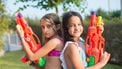 kinderen afkoelen op school waterpistoolgevecht