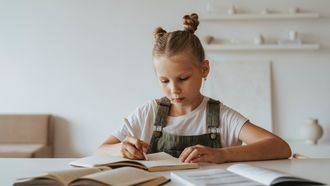 meisjes schooladvies dyslexie / meisje schrijft in schriftje