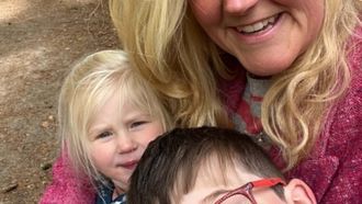 Rieneke (43) verloor in korte tijd allebei haar ouders: ‘Mijn dochter heeft ze nooit gekend’