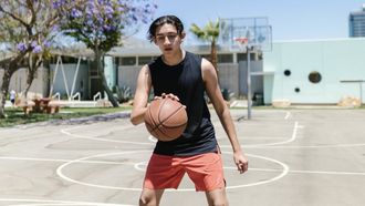 jongen basketbal - jongeren sporten minder