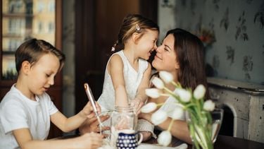 Ouderschapsverlof / moeder met zoon en dochter aan tafel