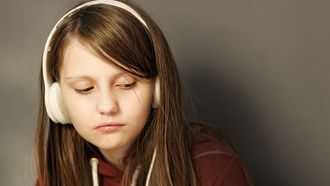 faalangst symptomen / meisje kijkt sip met koptelefoon op hoofd
