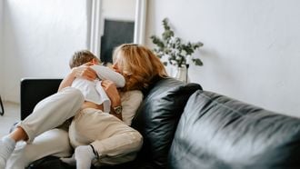 moeder en zoon op de bank