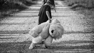 Meisje met een grote leeuwenknuffel die iets leert van teleurstelling