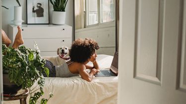 Vrouw die op het internet zoekt of ze aan haar baarmoedermond kan voelen of ze zwanger is