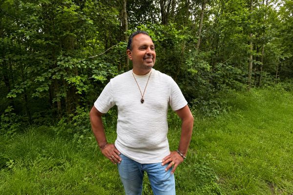 Als adoptiecoach begeleidt Roberto geadopteerden die worstelen met trauma, identiteit en verslaving
