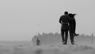 Stelletje dat over het strand wandelt na ontrouw in de relatie