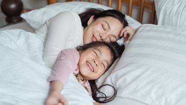 Kind in je bed laten slapen. Moeder met dochter in bed