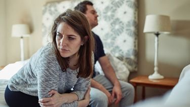 Stelletje dat ruzie maakt in de slaapkamer en klaar is voor een relatie time-out