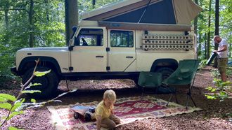 Lauren en haar gezin kamperen in Nederland in een Land Rover