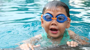 kind aan het zwemmen oorzaken watervrees
