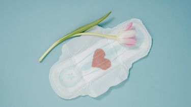 Je dochters eerste menstruatie. Hoe bereid je haar voor? Maandverband