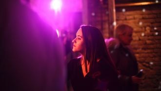dochter buiten op straat rondhangen