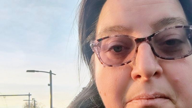 Vrouw op het perron van een treinstation