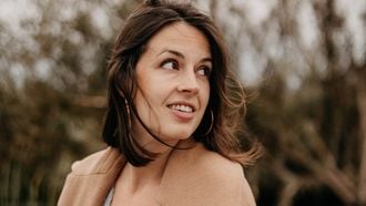 Michelle Rijkers orthopedagoog Jordan Lyceum zittend in de natuur