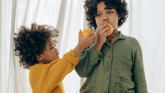 rekening houden met anderen / twee kindjes eten fruit