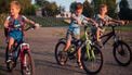 Drie jongetjes die nog te jong zijn om alleen te fietsen