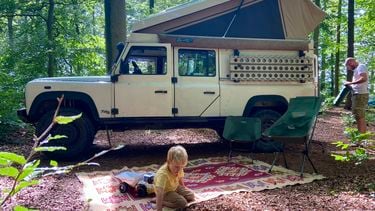 Lauren en haar gezin kamperen in Nederland in een Land Rover