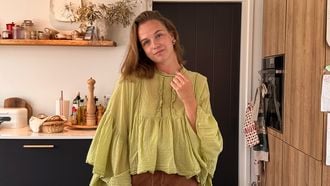 Laura (33) leeft en voedt op volgens 'jagen, verzamelen, opvoeden' – kinderen die zelf meehelpen, zelfstandig spelen. Zo pakt zij het aan.