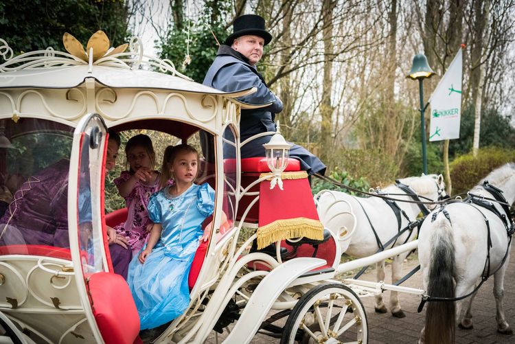 Marloes met haar man Remon en hun dochters Mila en Evi tijdens de Opkikkerdag