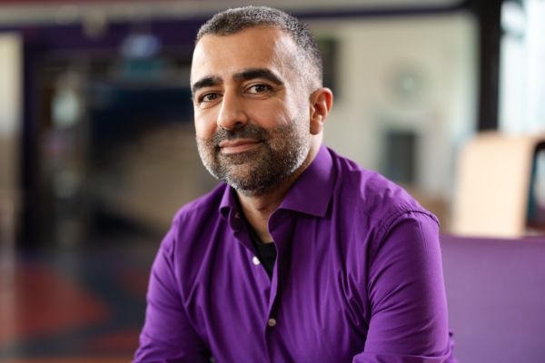 Onlangs sprak Husseini openhartig met zijn klas over verlies en over zijn eigen ervaringen daarmee. “Ik vind het belangrijk om de menselijke kant te laten zien, dat ik als docent net als zij emoties en gevoelens heb.”