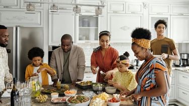 etenstijd / familie bereidt maaltijd in de keuken