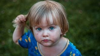 peuter zelfstandigheid zichzelf slaan